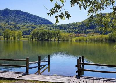دو دریاچه پر از هیولاهای مجازی و موجودات فانتزی در ایتالیا
