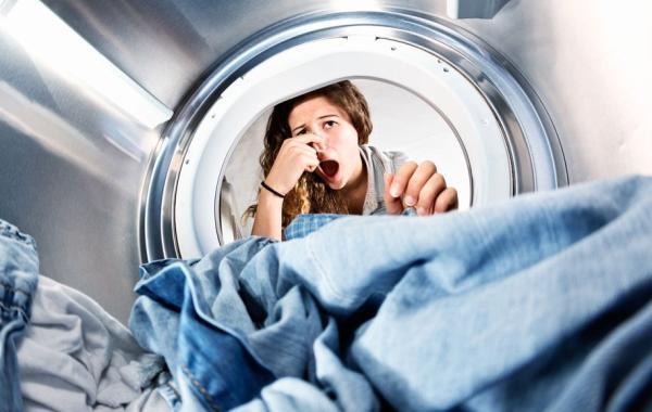 7 علت بو گرفتن لباس ها بعد از شستن با لباسشویی