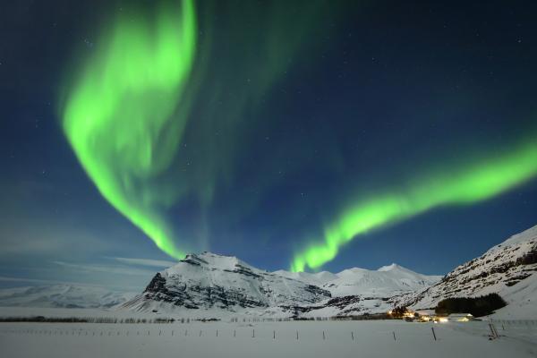 رقص نورهای آسمانی: سفری جادویی به قلب شفق قطبی کانادا